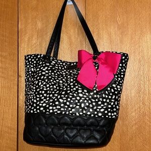 NEW Betsey Johnson heart quilted spotted vegan snap bag removable pink bow EUC